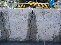 板ジャッキ工法による割裂工事 割裂作業状況の写真