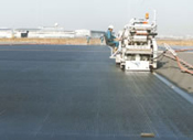 空港滑走路グルービングの施工状況の写真