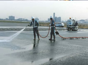 空港滑走路グルービングの路面清掃の写真