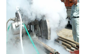 鋼板切断試験 液体窒素使用の写真