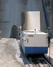 砂防堰堤スリット工事 大型エンジン式 ワイヤーソーマシン使用の写真
